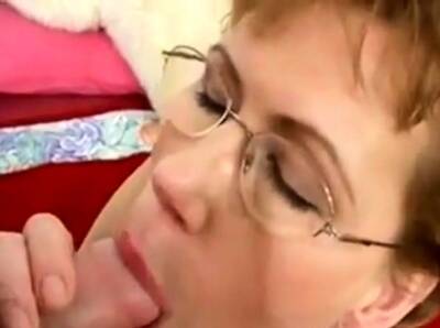 Madame aime sucer la bite on girlfriendsporn.one