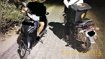 XXX डिलिवरी ब्वाए को रात के अंधेरे में रोक कर चूत मरवाई on girlfriendsporn.one
